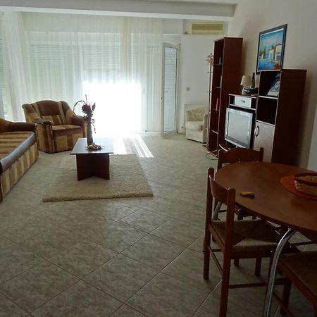 Club Topaz Apartments เนพทุน ภายนอก รูปภาพ