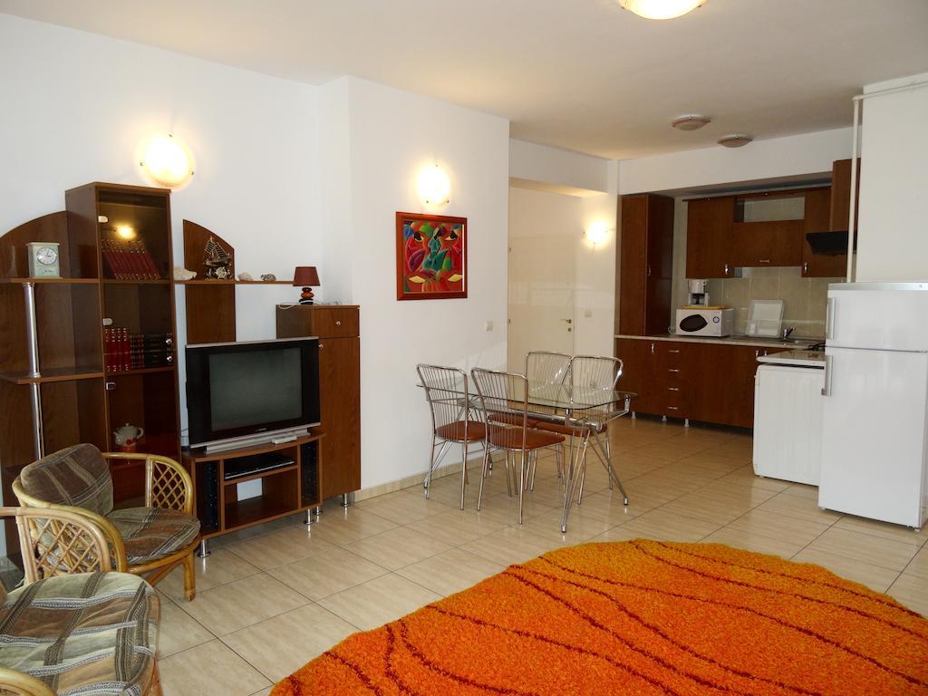 Club Topaz Apartments เนพทุน ห้อง รูปภาพ