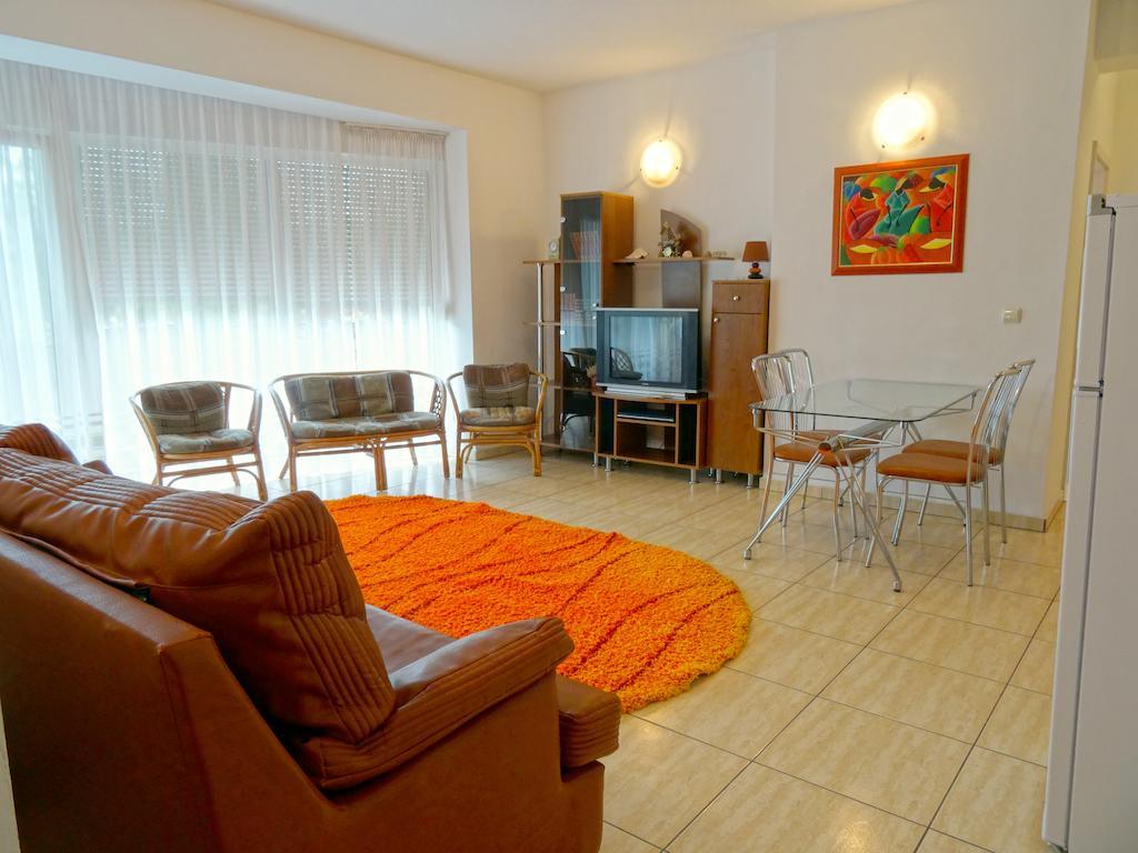 Club Topaz Apartments เนพทุน ห้อง รูปภาพ