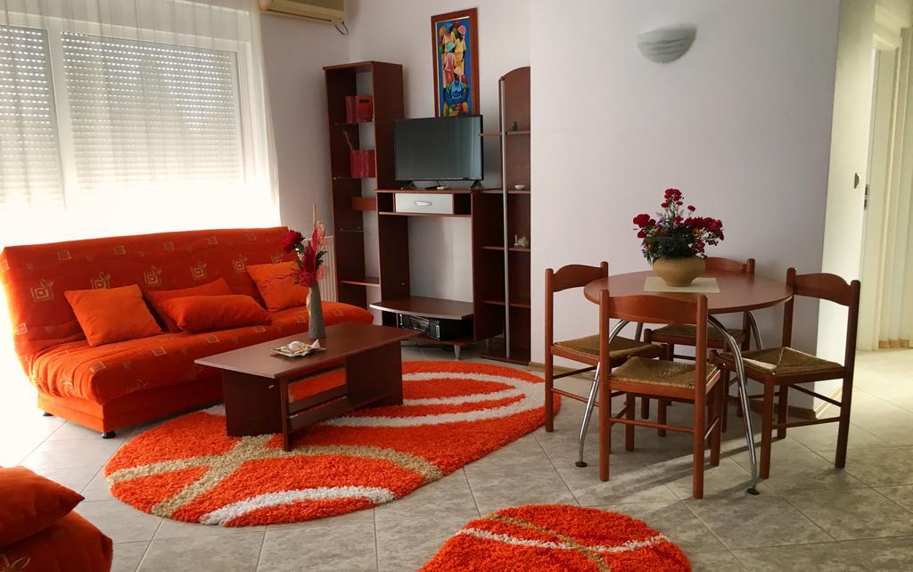 Club Topaz Apartments เนพทุน ภายนอก รูปภาพ