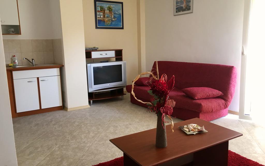Club Topaz Apartments เนพทุน ภายนอก รูปภาพ