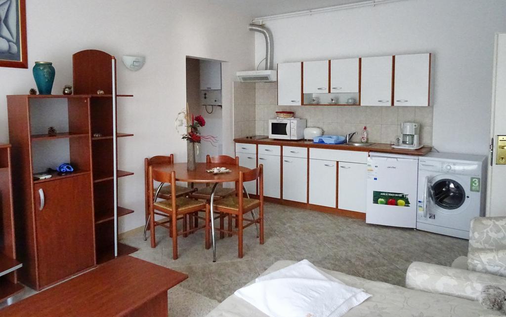 Club Topaz Apartments เนพทุน ภายนอก รูปภาพ