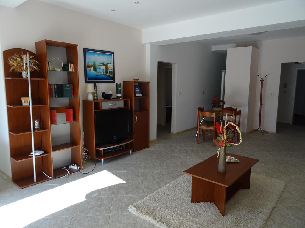 Club Topaz Apartments เนพทุน ภายนอก รูปภาพ