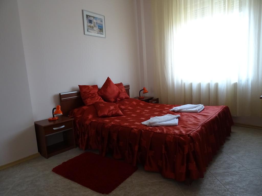 Club Topaz Apartments เนพทุน ภายนอก รูปภาพ
