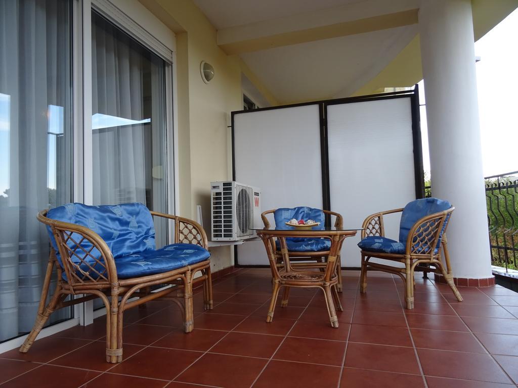 Club Topaz Apartments เนพทุน ภายนอก รูปภาพ