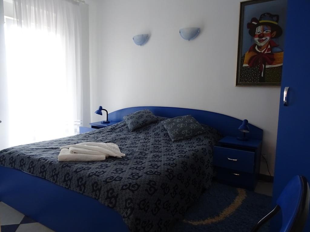Club Topaz Apartments เนพทุน ภายนอก รูปภาพ