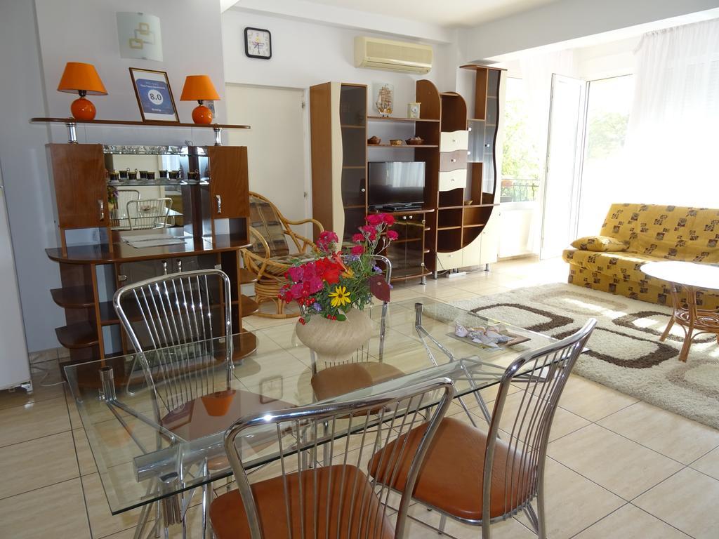 Club Topaz Apartments เนพทุน ภายนอก รูปภาพ