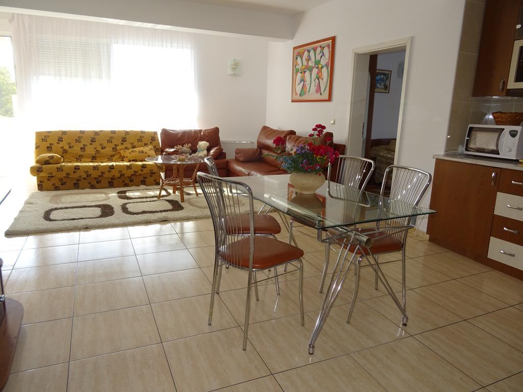Club Topaz Apartments เนพทุน ภายนอก รูปภาพ