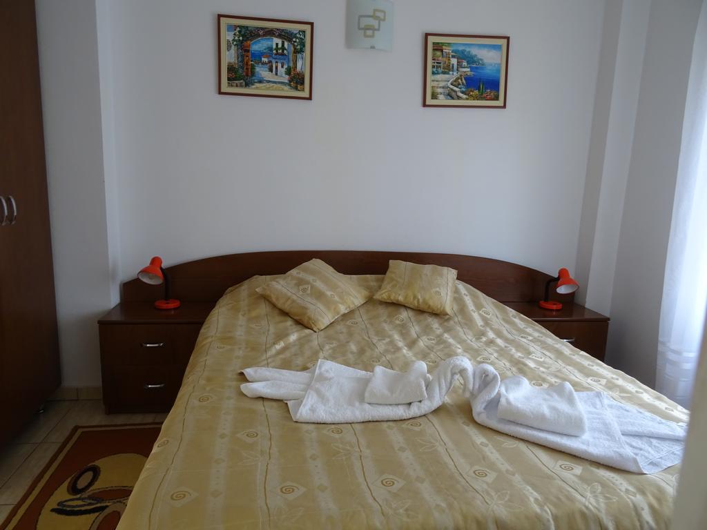Club Topaz Apartments เนพทุน ภายนอก รูปภาพ