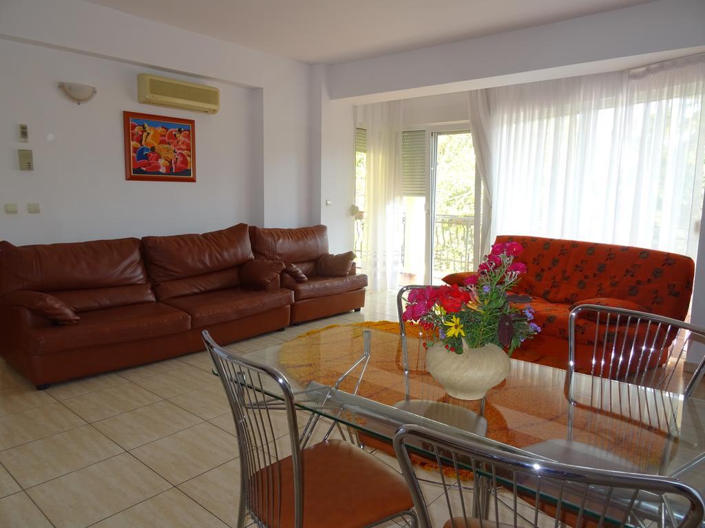 Club Topaz Apartments เนพทุน ภายนอก รูปภาพ