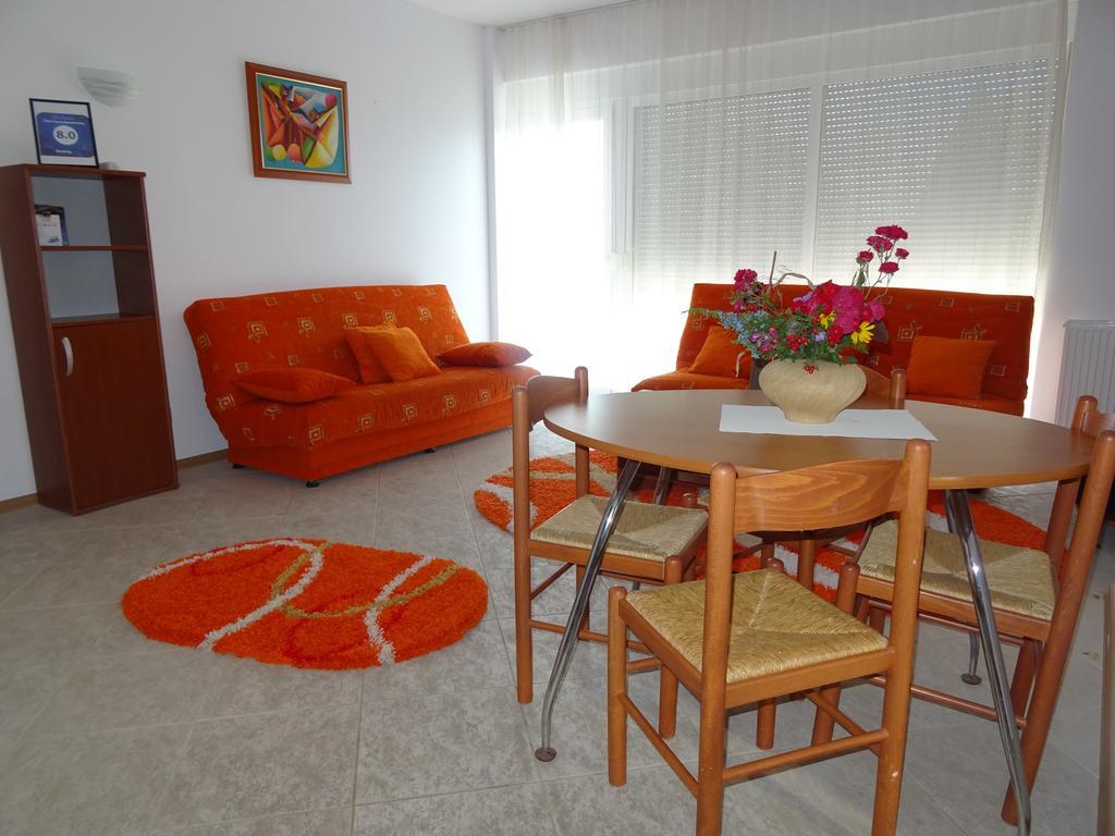 Club Topaz Apartments เนพทุน ภายนอก รูปภาพ