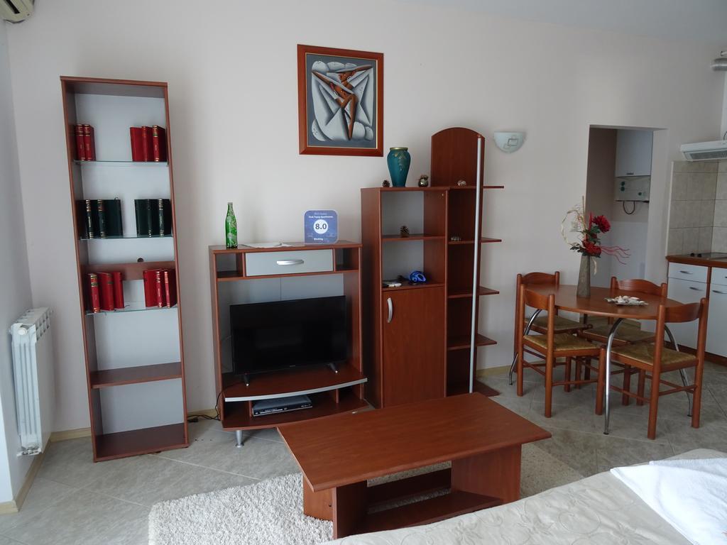 Club Topaz Apartments เนพทุน ภายนอก รูปภาพ