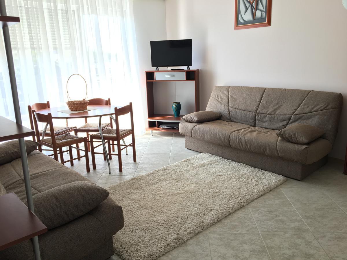Club Topaz Apartments เนพทุน ภายนอก รูปภาพ