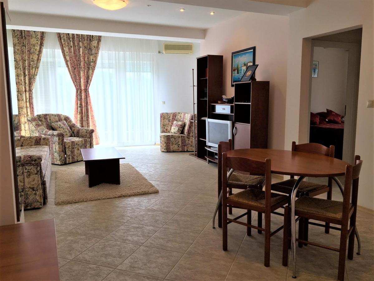 Club Topaz Apartments เนพทุน ภายนอก รูปภาพ
